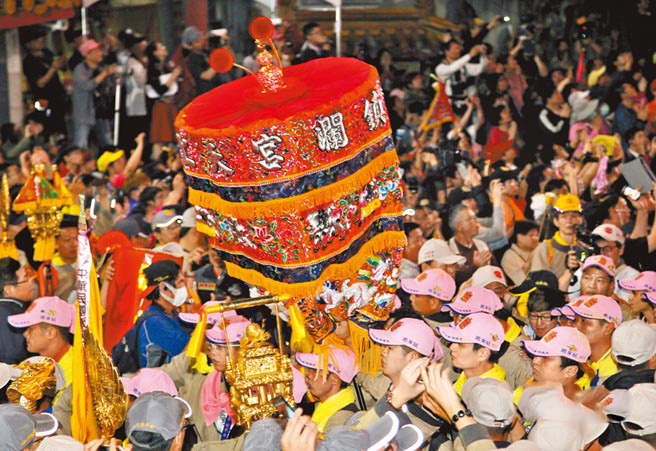 大甲媽祖遶境進香，人潮眾多